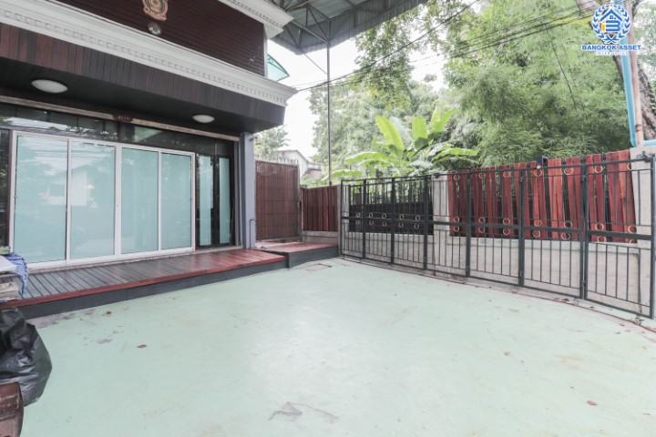 *****อาคารพาณิชย์มือสอง 5 ชั้น ซอยสวนผัก2 หลังมุม พร้อมฟังก์ชัน 4 ห้องนอน 3 ห้องน้ำ ตกแต่งพื้น ฝ้า ชุดบันได ด้วยไม้มะค่า และประดู่ ทุกชั้น จะอยู่อาศัยหรือปรับเปลี่ยนเป็น Home Office ได้ทุกรูปแบบ พร้อมพื้นที่ใช้สอยมากถึง 480 ตร.ม. แถมฟรี !! เครื่องปรับอากาศ 3 เครื่อง บนทำเลเชื่อมต่อถนนตลิ่งชัน, ถนนบรมราชชนนี และถนนราชพฤกษ์ ใกล้จุดขึ้นทางด่วน "บรมราชชนนี"